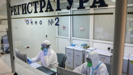 Заболеваемость КОВИД в Петербурге впервые за осень немного пошла на спад