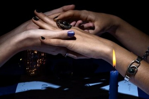 «Сущности есть у всех!»: экзорцист рассказала, как изгоняет бесов из новосибирцев «Сущности есть у всех!»: экзорцист рассказала, как избавляет людей от их страхов и пороков