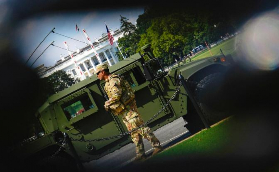 «Гвардейцы Трампа» готовятся дать бой полиции США На фото: военнослужащий Национальной гвардии округа Колумбия патрулирует территорию перед Белым домом в Вашингтоне.