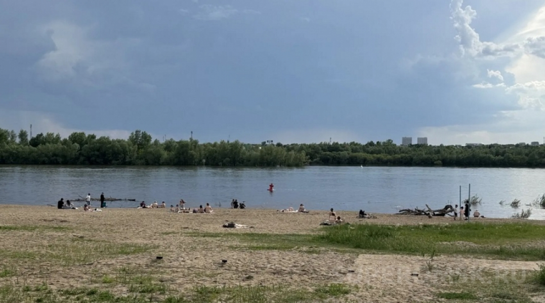 Омичи уже открыли пляжный сезон у запретной реки Общество0