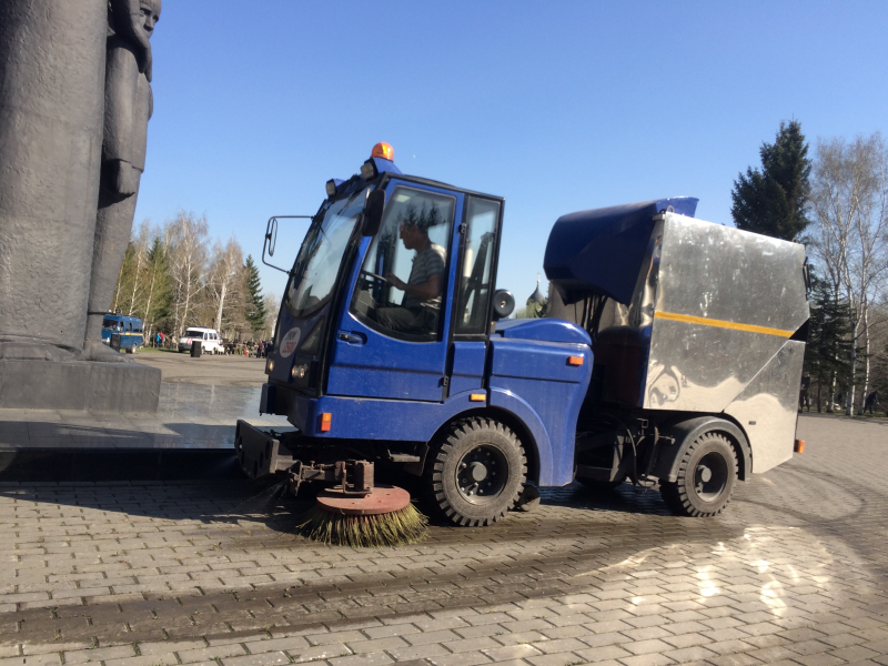 Мэрия Омска купила за 5 млн долгожданный автопылесос для Чокана Валиханова Мэрия Омска купила за 5 млн долгожданный автопылесос для Чокана Валиханова1